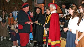 Bei der Eröffnung: Der Truchseß mit seiner Burgdame (Josef und Sabine Hoos), Bürgermeister Roman Menth (der Herr in Schwarz) und Hofmarschall Michael Neckermann in der Festscheune.