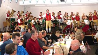 Zwei Tage lang wurde in Harthausen gefeiert, wenn auch etwas anders als gedacht. Dennoch herrschte gute Stimmung, auch bedingt durch einige hervorragende Musikformationen – auf dem Bild die Gelchsheimer Musikanten, die in allen musikalischen Sätteln zu überzeugen wussten.