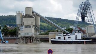 Der Hafen in Diedesheim am Neckar vom Obrigheimer Ufer aus gesehen: Hier ist die Straße nicht mehr zu erkennen.