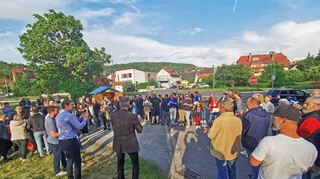 „Wir wollen kein Geländer“ sangen die rund 150 Bürger, die sich zu „Wein und Brückenschlag“ getroffen hatten.