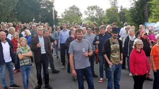 An und auf der Reicholzheimer Brücke trafen sich am Sonntagabend rund 150 Bürger, die damit öffentlich zeigen wollten, dass sie die geplanten Geländer auf den historischen Brücken in Camburg und Reicholzheim nicht einfach hinnehmen.