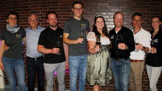Die Moderatoren sowie Repräsentanten der beteiligten Weingüter Becksteiner Winzer eG, Winzerhof Strebel, Weingut Benz und Weingut Johann August Sack der weinprobe „Weinvielfalt“ im Forum im Laudaer i_Park.