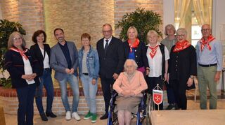 Große Überraschung und Freude herrschte in diesen Tagen im Alloheim, als Dr. Stefan Brunner (3.v.l.) vom Lions Club Wertheim eine Spende in Höhe von 10 000 Euro an die Verantwortlichen der Malteser Ortsgliederung in Wertheim übergab.