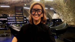 Jutta Gsell und ihr momentanes Lieblingsmodell, eine XXL-Pilotenbrille.