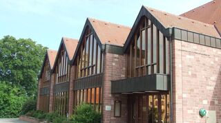 An den Gemeindezentren in Eiersheim, Hundheim und Steinbach sowie an der Festhalle Külsheim (Bild) wurden bei einer Begehung sicherheitsrelevante Mängel in puncto Brandschutz festgestellt. Diese sollen umgehend behoben werden.