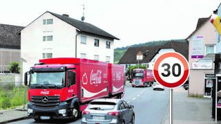 In der Hardheimer Ortsdurchfahrt könnte schon bald „Tempo 30“ gelten, wie diese Fotomontage zeigt. Die gemessenen und berechneten Werte liegen im gesundheitsgefährdenden Bereich – es besteht also Handlungsbedarf.
