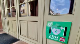 Rund um die Uhr zugänglich ist der Defibrillator am Tauberbischofsheimer Rathaus.