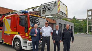 Christian Schulz (Zweiter von links) wird ab Mitte September neuer hauptamtlicher Stadtkommandant der Freiwilligen Feuerwehr Bad Mergentheim. Er tritt die Nachfolge von Karl-Heinz Barth (rechts) an, der sich in den Ruhestand verabschiedet. Oberbürgermeister Udo Glatthaar (links) und Fachbereichsleiter „Ordnung & Soziales“, Christian Völkel, freuen sich auf die Zusammenarbeit.