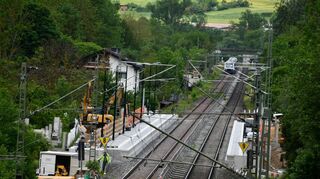 Die Arbeiten für den Neubau des Bahnhaltepunkts in Gerlachsheim gehen voran. Ab Sommer sollen Reisende hier ein- und aussteigen können.