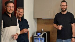 Im Beisein von Beigeordnetem Benjamin Laber, Fachdienstleiterin Anne Rottermann, Kindergartenleiter Simon Röckel, Manuel Haag und Eva Scholl als Vertreter des Fördervereins Sportkindergarten Wirbelwind Buchen und Gerd Herold von den Buchener Stadtwerken wurde der Trinkwasserspender übergeben.