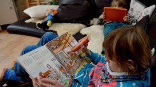 In der Stadtbücherei Wertheim können nicht nur Kinder digitale Medien leihen. Auch der auf dem Foto abgebildete „Tiptoi“-Stift ist im Kulturhaus verfügbar.