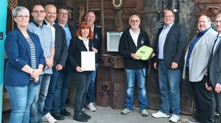 Acht CDU-Kandidaten für die Kommunalwahl haben dem Förderverein Museum „Zeit(T)räume“ rund 2000 Euro für die Anschaffung eines „Defi“ gespendet.