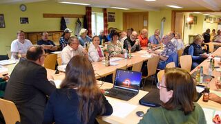 Zu seiner letzten Sitzung in der alten Zusammensetzung kam der Creglinger Gemeinderat am Dienstag in Frauental zusammen. Das Gesicht des Gremiums wird sich in der nächsten Legislaturperiode deutlich verändern, da einige Mitglieder des Gremiums nicht mehr kandidieren. Die Bürgervertreter wehrten sich in der Sitzung gegen Kritik aus der Bevölkerung an der Erhöhung der Wasser- und Abwassergebühren.