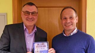 Finsterlohrs Ortsvorsteher Bernd Scheuenstuhl (rechts) überreichte Uwe Hehn ein Exemplar der 116-seitigen Festschrift zur 800-Jahr-Feier Finsterlohrs.