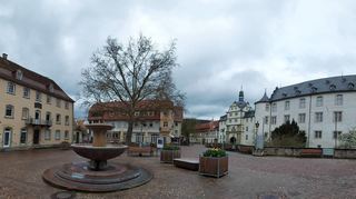 Auch der Deutschordenplatz soll im Zuge der Landesgartenschau 2034 aufgewertet werden. Dazu teilt die Stadt mit, dass das häufig kritisierte Kopfsteinpflaster einem weitgehend barrierefreien Stadtboden weichen soll. Als Teil der Klimaanpassung soll „mehr Grün wachsen, damit die Innenstadt auch in den zunehmenden Hitzephasen lebenswert bleibt“.