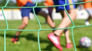 Das Kleinspielfeld am Bildungszentrum Niederstetten wird zur Freude der Schüler und Schulleitung erneuert.