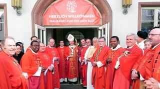 Die Zelebranten und Ministranten trafen sich am Pfarrheim, um gemeinsam bis zum Wallfahrtsplatz zu ziehen.