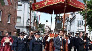 Die Große Blutprozession schloss sich an den Gottesdienst an. Das Korporale wurde durch die Walldürner Straßen getragen.