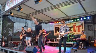 Wollen auch in diesem Jahr wieder für Stimmung am Hardheimer Sommerfest sorgen: die Band „RockIt“. Sie spielen am Freitagabend, 28. Juni, ab 21 Uhr auf der Show-Bühne am Schlossplatz.