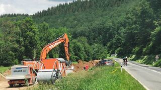 Die Arbeiten für den Anschluss Gamburgs und Niklashausens an die Wasserversorgung des Zweckverbands laufen. In Kürze soll an dieser Stelle in der Hardtkurve ein Schacht gebaut werden. Dafür muss die Straße zwischen Werbach in Niklashausen für einen halben Tag gesperrt werden. Ein Termin steht noch nicht fest.