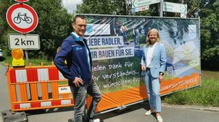Der Geschäftsführer des Zweckverbands „Wasserversorgung Mittlere Tauber“, Klaus Seidenspinner und die Verbandsvorsitzende, Bürgermeisterin Anette Schmidt sind zufrieden mit dem Verlauf der Arbeiten, die sich durch Starkregen kaum verzögern. Die Sperrung des Radwegs von Hochhausen bis Niklashausen wird bis Ende August dauern und ist wegen des Leitungsbaus nötig.