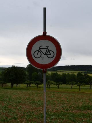 Hinweisschilder bei Lauda und Distelhausen kennzeichnen, dass die Strecke nicht befahren werden darf.