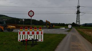 Die Unterquerung der Tauber ist eine der vorgezogenen Maßnahmen der Stromtrasse SuedLink. Wegen der Baustelle ist der Radweg zwischen Lauda und Distelhausen bis Ende 2025 nicht für Radfahrer nutzbar. Die Umleitung erfolgt über die Ostseite und Gerlachsheim.
