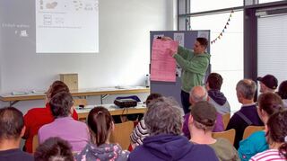 Blick in den Workshop „Einfach richtig wählen“ bei der Alois-Eckert-Werkstätte in Lauda: Der Kommunale Behindertenbeauftragte Fabian Bayer erläuterte den Teilnehmerinnen und Teilnehmern praxisnah das Wahlsystem und den Aufbau der Stimmzettel.