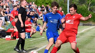 Der VfR Gommersdorf II (in Rot Max Kaiser) spielt in der nächsten Saison wieder in der Kreisliga Buchen. In einem packenden Relegationsspiel setzten sich die Jagsttäler mit 2:1 gegen die Eintracht Walldürn durch. Die Wallfahrtsstädter steigen damit in die A-Klasse ab.