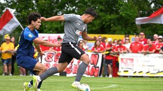 Nicht zu stoppen war die SpG Leibenstadt/Sennfeld II (in Grau Klaus Gehse) gegen den TSV Höpfingen II. Die Spielgemeinschaft gewann 7:6 im Elfmeterschießen und spielt in der nächsten Saison wieder in der Kreisklasse A.