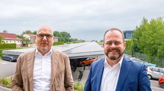 Aktuell herrscht zwar Kurzarbeit bei der Firma Lauda Dr. R. Wobser, doch die Weichen für die nächste Generation stellen Dr. Gunther Wobser, Geschäftsführender Gesellschafter, sowie Geschäftsführer Dr. Marc Stricker (links) bereits mit Expansionsplänen für den Standort als langfristige Strategie. Auch den Umweltschutz hat man im Blick. Die firmeneigenen Parkplätze wurden mit einer Photovoltaikanlage bestückt, den Strom dürfen Mitarbeitende und die Allgemeinheit nutzen.