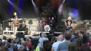 Die bekannte Coverband „We rock Queen“ riss auch dieses Jahr die Zuschauer auf der Wertheimer Burg mit.