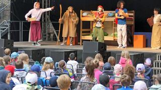 Die Badische Landesbühne begeisterte mit „Der kleine Ritter Trenk“ auf der Burg Wertheim Grundschüler und Kindergartenkinder aus der Region.