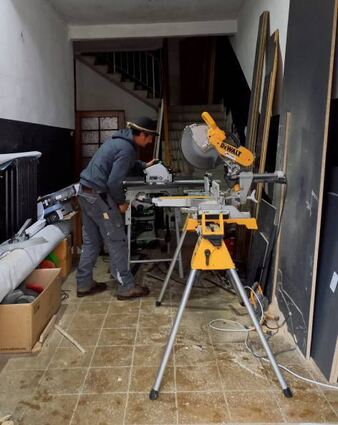 Jens Schill bei der Vorarbeit für die Installationen der Ausstellung „Emergency Exit“
