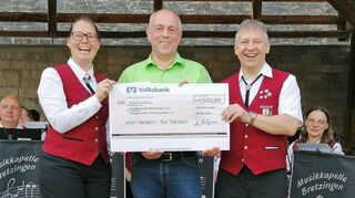 Karl Schretzmann überreichte die Spende an Gerald Fahrenkopf und Melanie Ehrenfried.