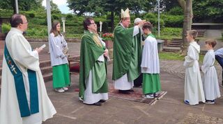 Der Weihbischof erteilte Jung und Alt nach dem Gottesdienst vor der Basilika einen persönlichen Segen durch Handauflegen.