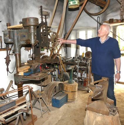 Der Verein „Messklingenschlapp“ Igersheim und der Heimatkundler Georg Jetzinger kümmern sich um die Alte Schmiede in Neuses.