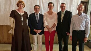 800 Jahre erste urkundliche Erwähnung von Finsterlohr: Die Festrede hielt Dr. Katharina Kemmer (Mitte). Umrahmt wird sie auf dem Bild von Moderatorin Jutta Gromes, Landrat Christoph Schauder, Bürgermeister Uwe Hehn und Ortsvorsteher Bernd Scheuenstuhl (von links).