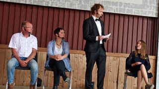 Eine eigens für das Fest gegründete fünfköpfige Theatergruppe bot in einer Quizshow unter dem Titel „Hiwwedorf – Diwwedorf“ beste Unterhaltung.