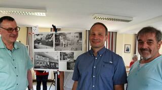 Bilder aus einer über 120 Jahre dauernden Zeitspanne wurden im Gemeindehaus gezeigt. Klaus Glück (rechts) hatte die Ausstellung akribisch vorbereitet. Zu den ersten Besuchern gehörten Ortsvorsteher Bernd Scheuenstuhl und Bürgermeister Uwe Hehn.