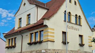 Vier neue Bürger sitzen in Zukunft im neuen Gemeinderat von Assamstadt, der im Rathaus tagt.
