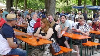 Zwischendurch hatten die Gäste des Regionalen Bauernmarktes im Kurpark Gelegenheit für eine kleine Pause im Schatten der Bäume.