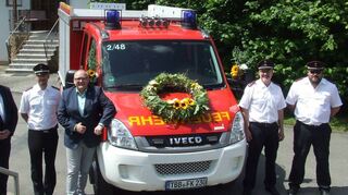 Das neue Fahrzeug mit Bürgermeister Thomas Schreglmann (Dritter von links), Pfarrer Pater Joachim Seraphin (links) sowie Stadtkommandant Daniel Reinhart (Zweiter von links), Michael Hemmerich (Abteilungskommandant Eiersheim) und David Stritt-matter (stellvertretender Abteilungskommandant, rechts).