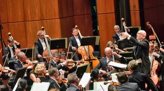 Das vorletzte Konzert in dieser Spielzeit: Das Mannheimer Nationaltheaterorchester im Mozartsaal mit Roberto Rizzi Brignoli als Dirigent.