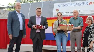 Dank vom Bürgermeister gab es an (von links): Prof. Dr. Thomas Gunzelmann und seine Ehefrau (rechts), Bürgermeister Roman Menth, Corinna Kreiselmeier, Stadtrat Franz Merkel.