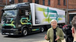 Kurz vor der Abfahrt: Karin Rådström, Chefin von Mercedes-Benz-Lkw, gibt in Frankfurt vor dem eActros 600 Interviews.