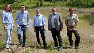 Projektmitarbeiterin der LUBW Petra Groß, Kommunalberater Jonathan Schmidt, Projektleiter Ricardo Plagemann, Bürgermeister Ralf Killian und Revierleiter Björn Mai (von links) machten sich vor Ort ein Bild der beiden Kleingewässer, die durch das EnBW-Förderprogramm „Impulse für die Vielfalt“ gefördert wurden.
