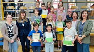 Die zwölf Teilnehmenden des Vorlesewettbewerbs zusammen mit der Jury und den Organisatoren.
