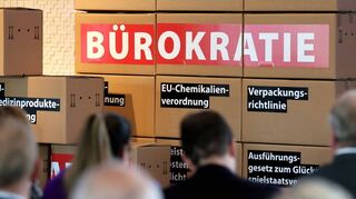 Beim Wirtschaftsempfang der IHK Neubrandenburg in Mecklenburg-Vorpommern steht eine symbolische Mauer der Bürokratie auf der Bühne. Auch Unternehmen aus der Region sehen ausufernde Bürokratie als Hauptproblem.