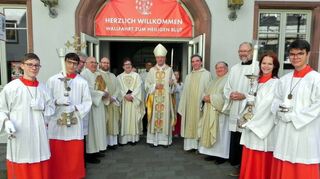 Weihbischof Dr. Birkhofer (Mitte) hielt die Predigt beim Pontifikalamt